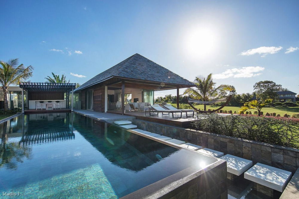 Architectural elegance and unspoiled nature: an exceptional villa in Anahita Beau Champ 1374599789