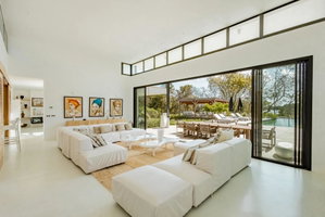 An Elegant and Distinguished Property: A Luxurious Villa Perfect for Refined Connoisseurs 1458285565