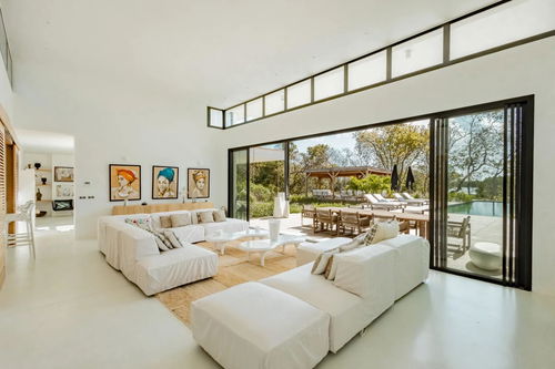 An Elegant and Distinguished Property: A Luxurious Villa Perfect for Refined Connoisseurs 1458285565