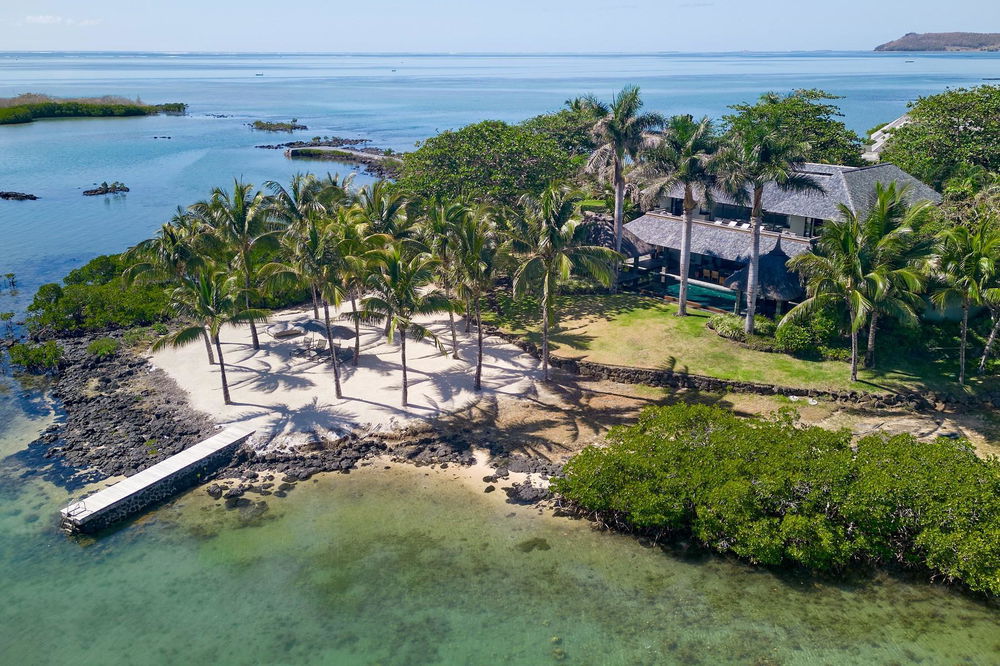 Invest in luxury on the west coast of Mauritius with this 630 m² villa offering ocean views 148265479
