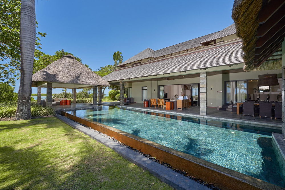 Invest in luxury on the west coast of Mauritius with this 630 m² villa offering ocean views 148265479
