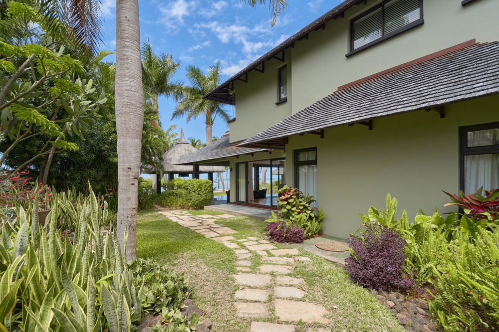 Invest in luxury on the west coast of Mauritius with this 630 m² villa offering ocean views 148265479