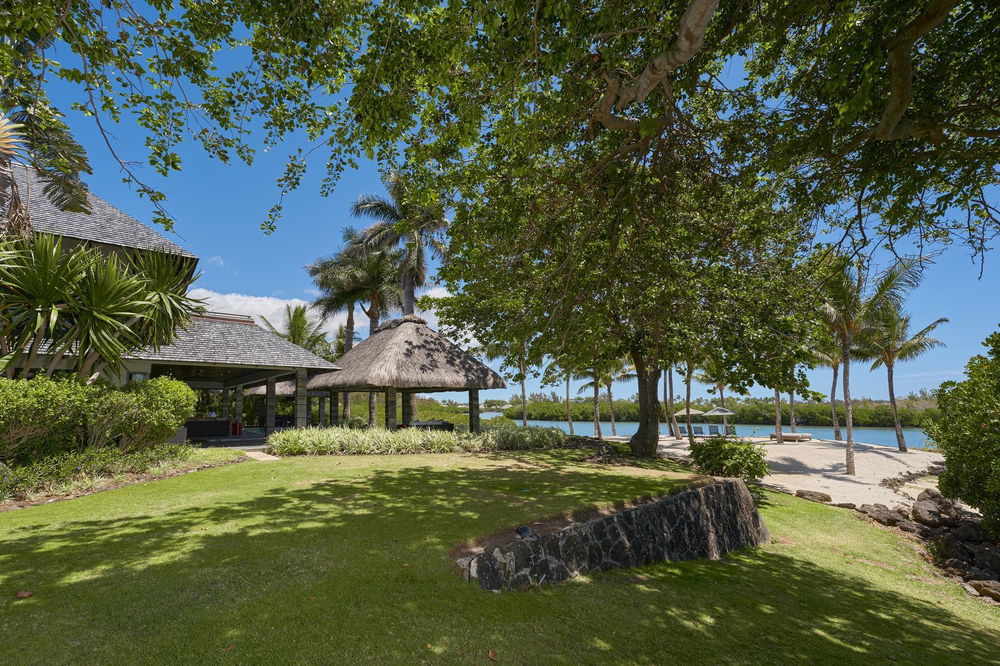Invest in luxury on the west coast of Mauritius with this 630 m² villa offering ocean views 148265479
