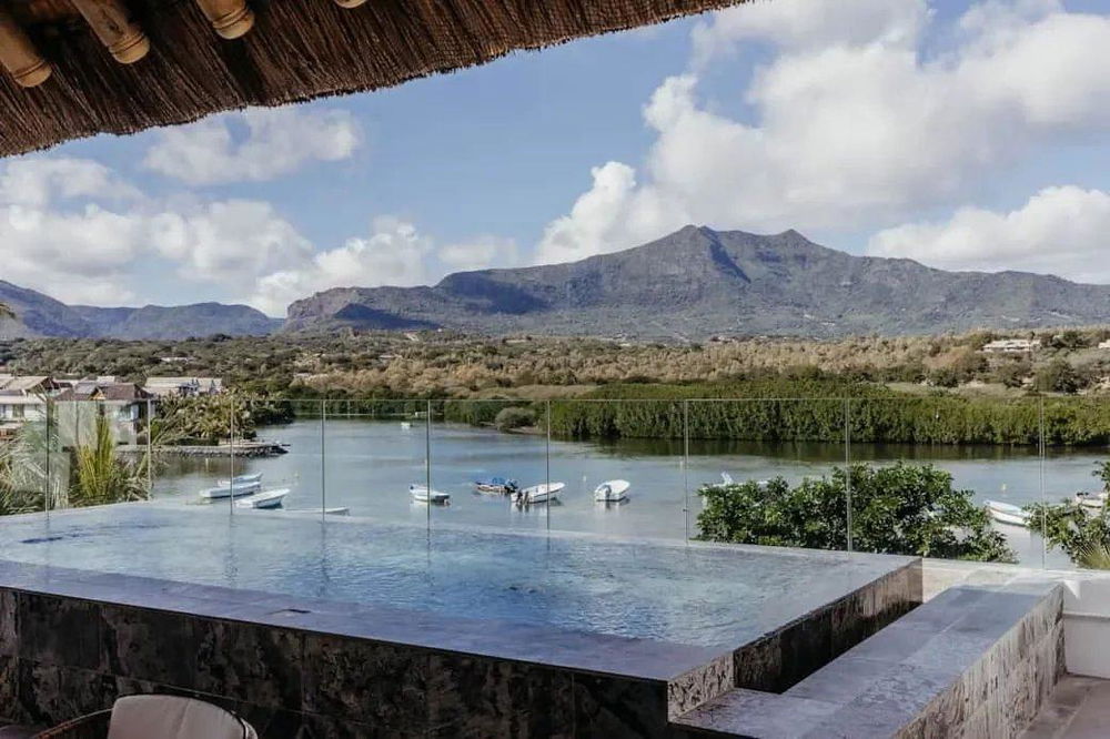 3-bedroom penthouse with breathtaking views of the port and mountains at Rivière Noire 150633679