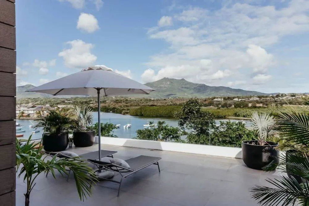 3-bedroom penthouse with breathtaking views of the port and mountains at Rivière Noire 150633679