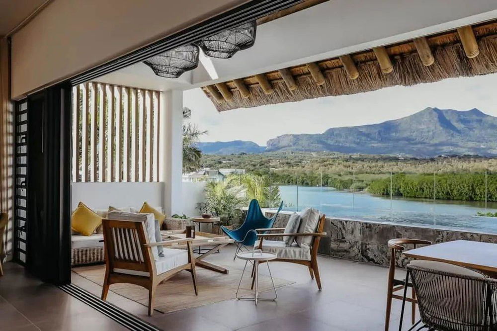 3-bedroom penthouse with breathtaking views of the port and mountains at Rivière Noire 150633679