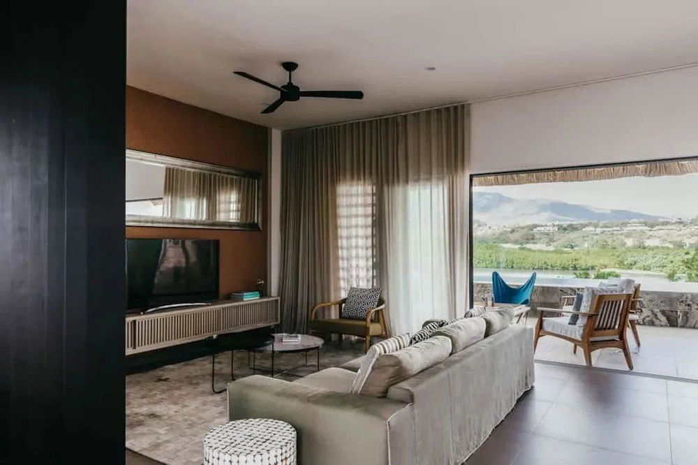 3-bedroom penthouse with breathtaking views of the port and mountains at Rivière Noire 150633679