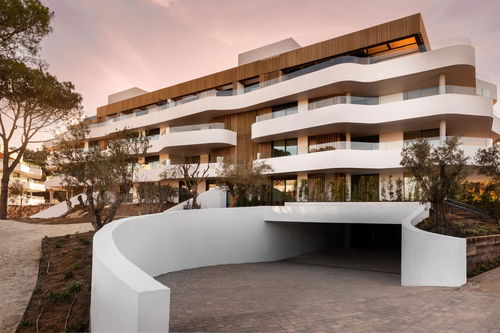 3-Bedroom Apartment for Sale in Sotogrande with Private Garden and Spacious Terrace 155624504
