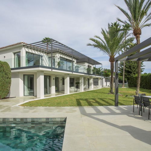 Renovated villa with sea view and private pool on Marbella’s Golden Mile 1631053359