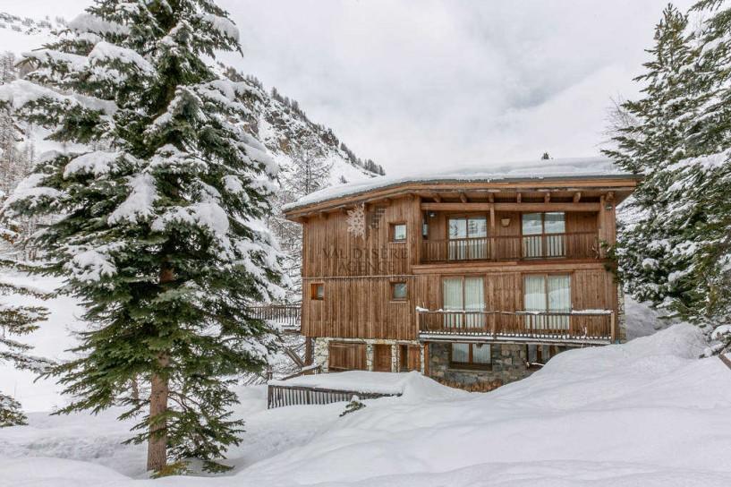 A 5-bedroom chalet with sauna and terrace for sale in Val d’Isère 1693439480