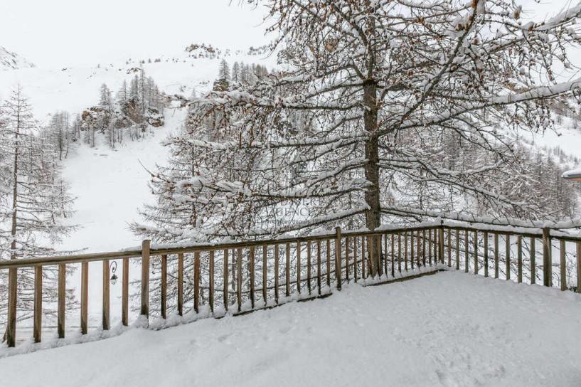 A 5-bedroom chalet with sauna and terrace for sale in Val d’Isère 1693439480