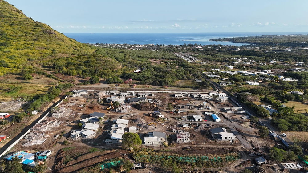 Contemporary villa with mountain views and swimming pool for sale | Tamarin, Mauritius 1773413185