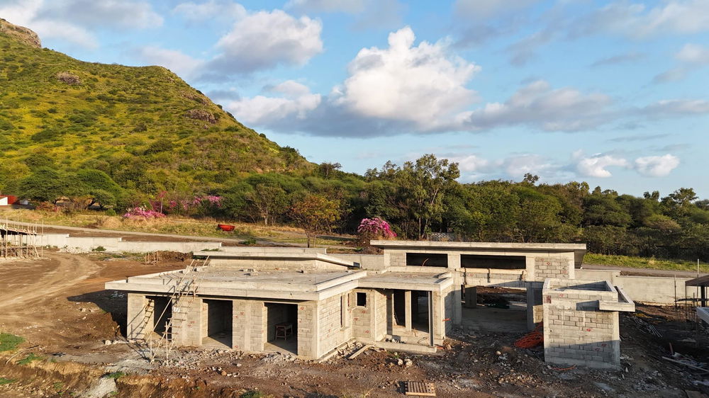 Contemporary villa with mountain views and swimming pool for sale | Tamarin, Mauritius 1773413185