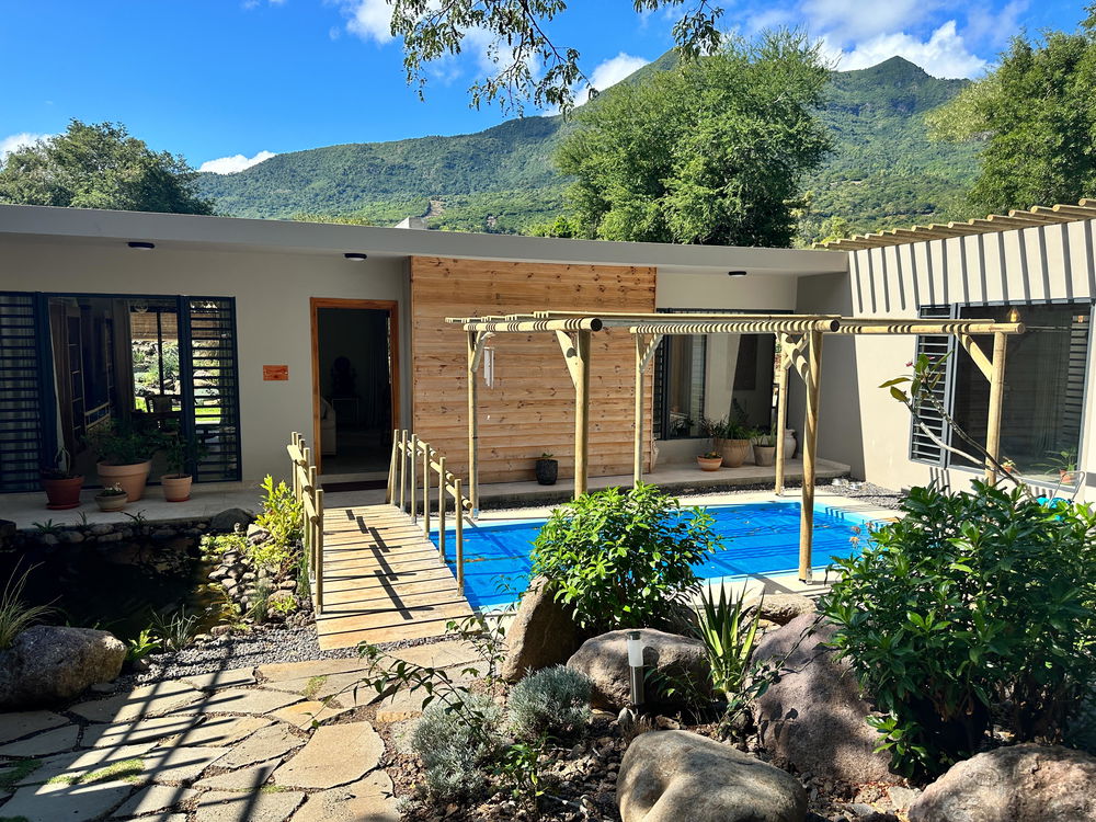 Villa with large garden on 1690 m² of land in Petite Rivière Noire 1830550854