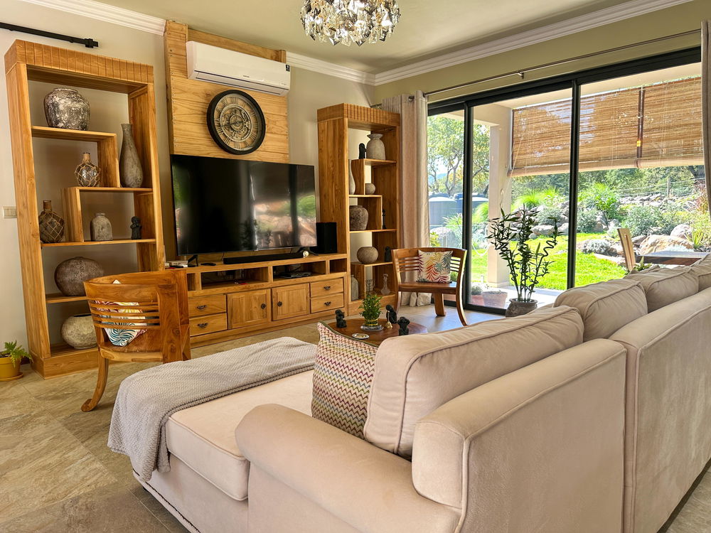 Villa with large garden on 1690 m² of land in Petite Rivière Noire 1830550854