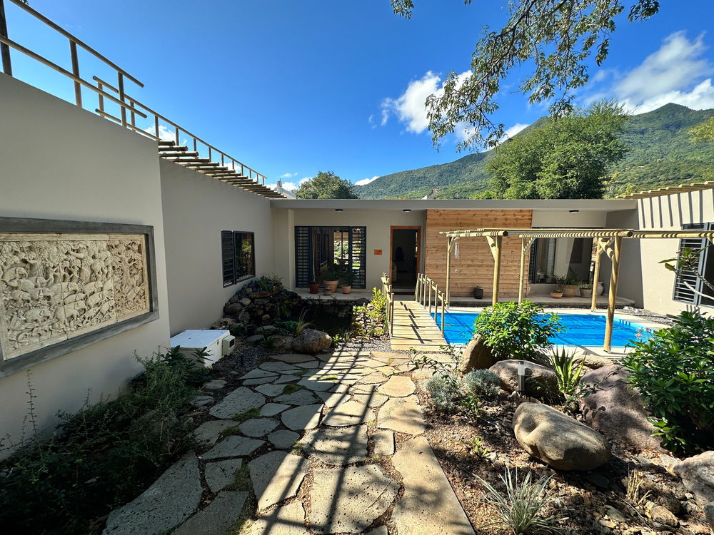 Villa with large garden on 1690 m² of land in Petite Rivière Noire 1830550854