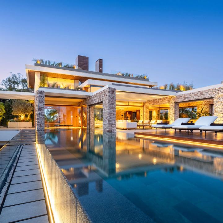 Luxury Architectural Villa for Sale | Infinity Pool, Panoramic Rooftop, Puerto Banús Nearby 1945210690