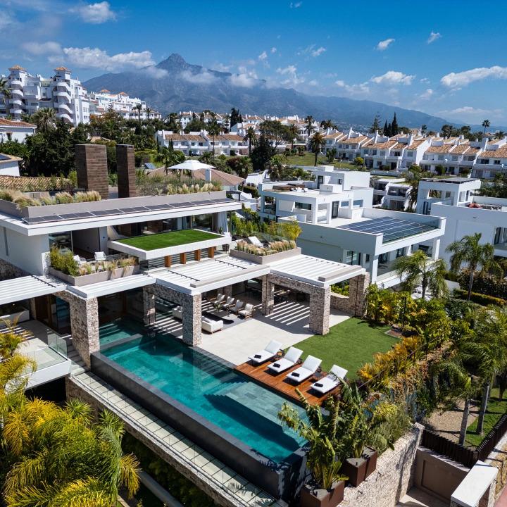 Luxury Architectural Villa for Sale | Infinity Pool, Panoramic Rooftop, Puerto Banús Nearby 1945210690