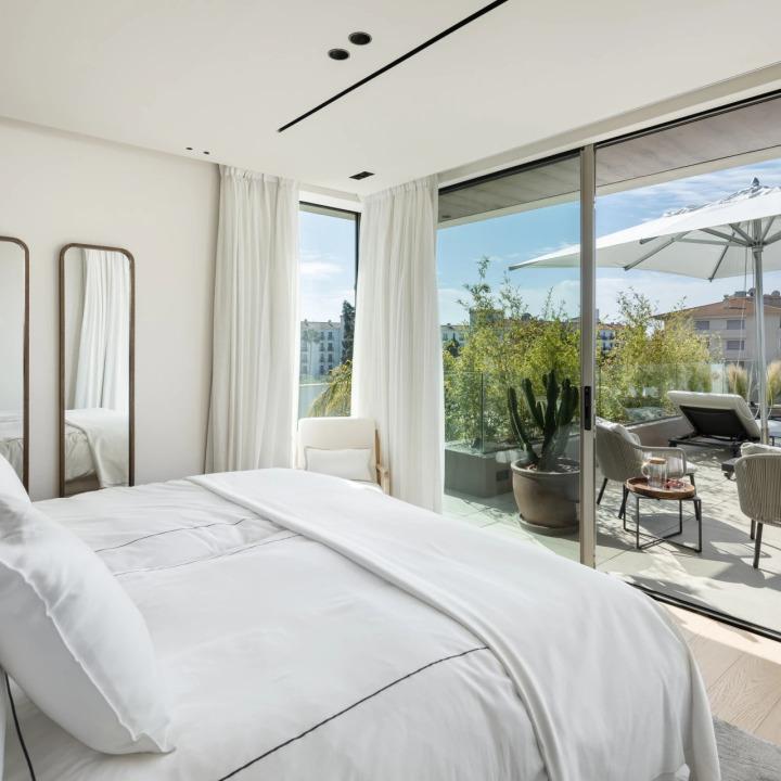 Luxury Architectural Villa for Sale | Infinity Pool, Panoramic Rooftop, Puerto Banús Nearby 1945210690