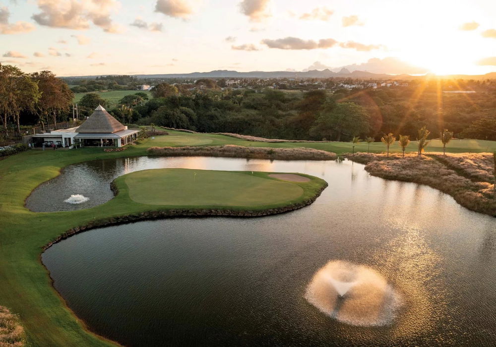 Become the owner of a luxury 3-bedroom villa overlooking the golf course in Azuri, Mauritius 1955732162