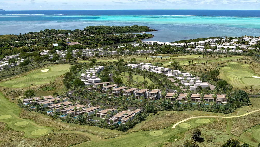 Become the owner of a luxury 3-bedroom villa overlooking the golf course in Azuri, Mauritius 1955732162