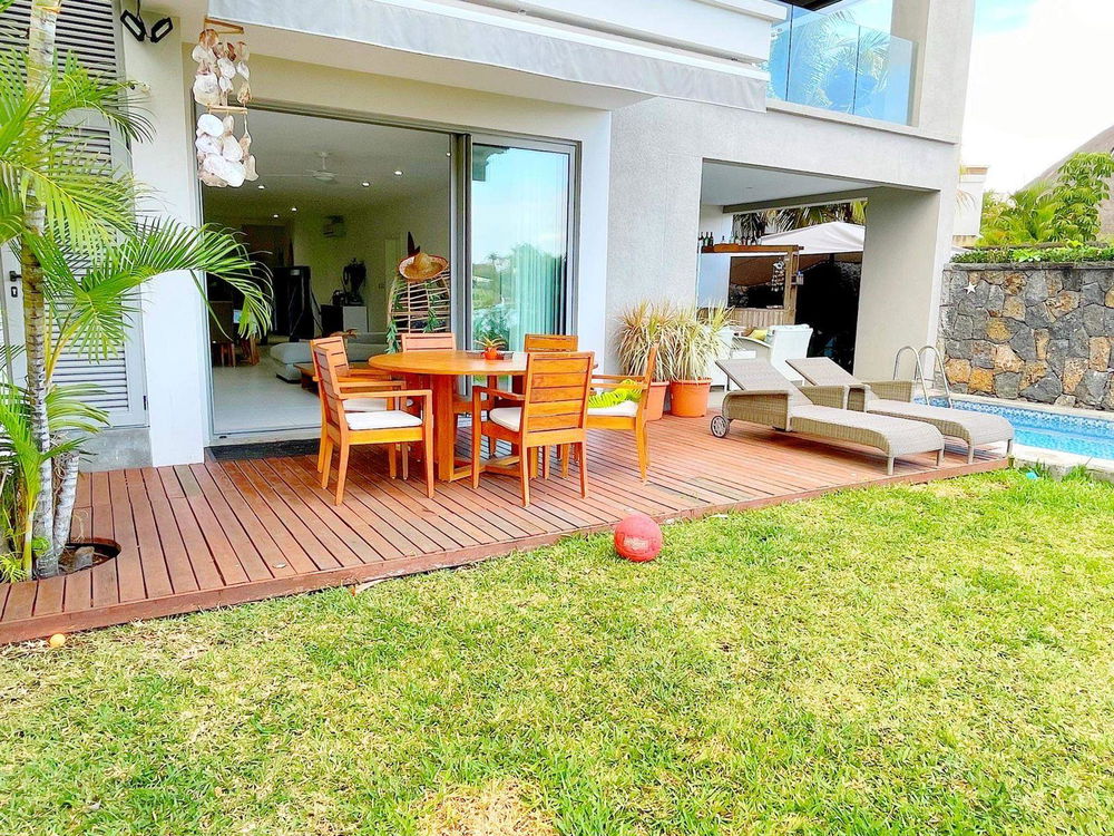 Luxury 3-bedroom apartment with direct sea access for sale in Rivière Noire, Mauritius 2112692578