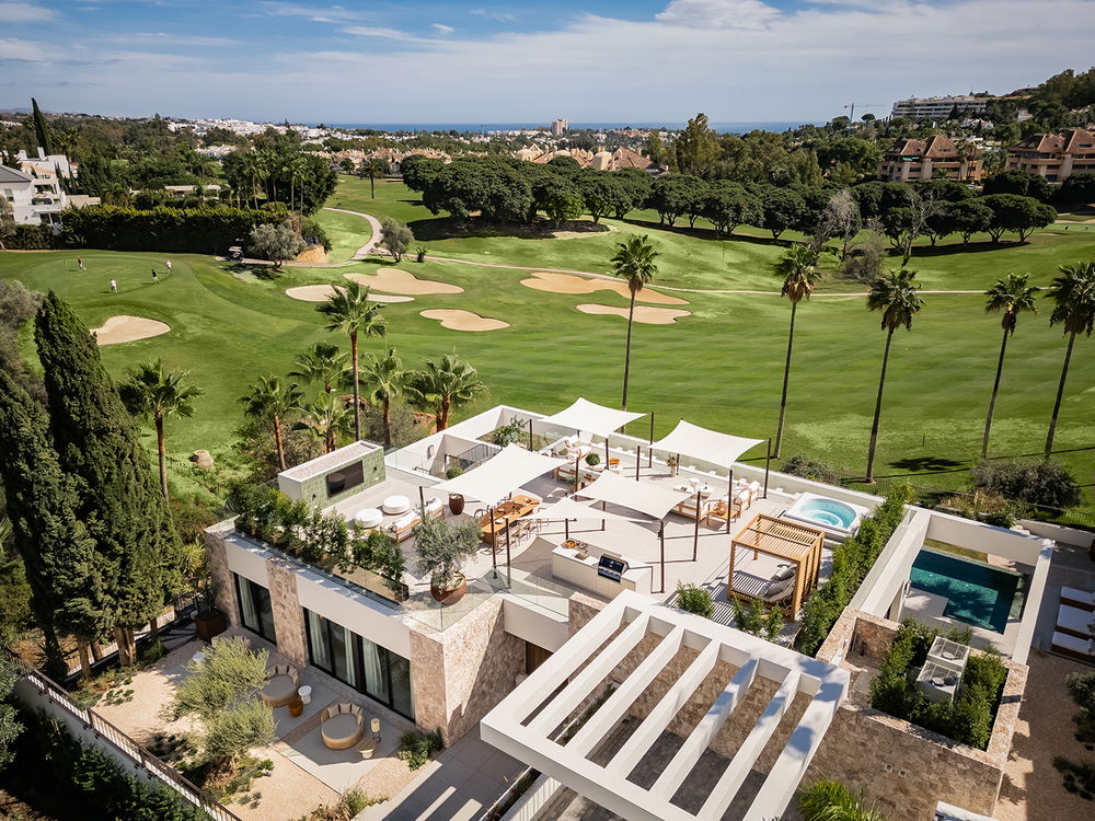 Luxury Frontline Golf Villa with Exceptional Amenities 2122619648