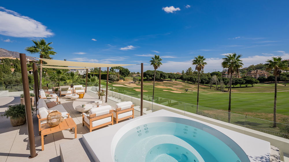 Luxury Frontline Golf Villa with Exceptional Amenities 2122619648