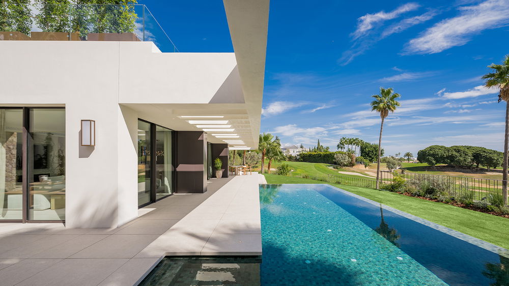 Luxury Frontline Golf Villa with Exceptional Amenities 2122619648