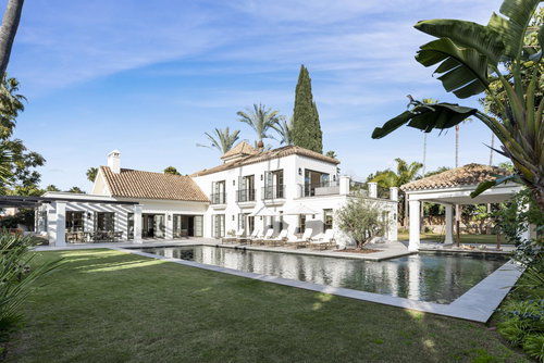 Luxury villa for sale in Nueva Andalucia, Marbella | La Hacienda 2176880395