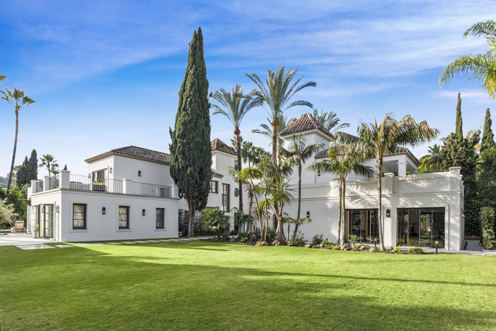 Luxury villa for sale in Nueva Andalucia, Marbella | La Hacienda 2176880395