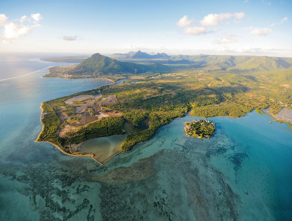 Invest in a contemporary villa with sea and mountain views of Le Morne, Rivière Noire 2228934050