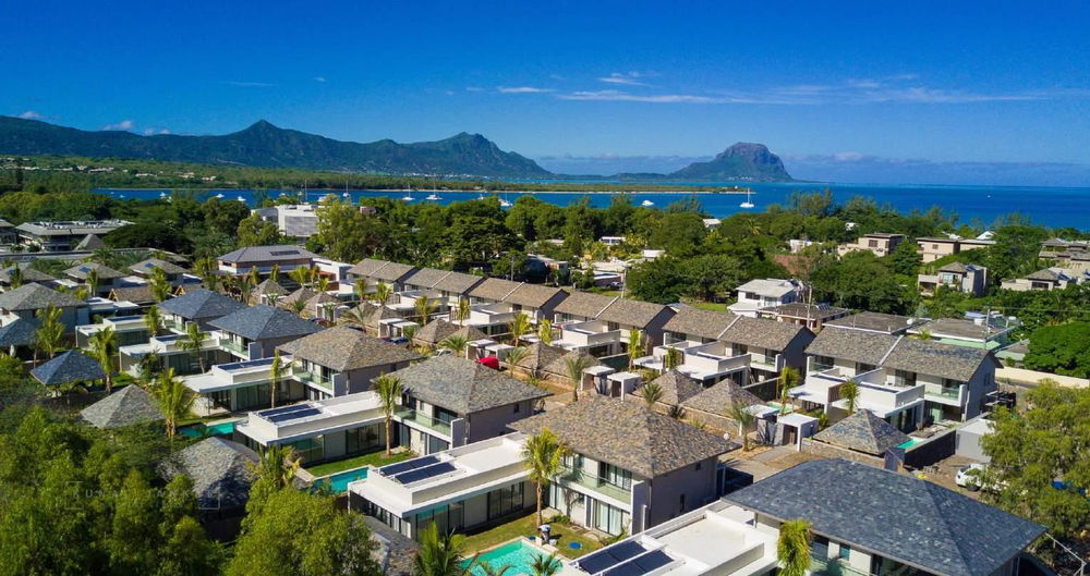 Villa with private pool and tropical garden for sale | Black River 2258537880