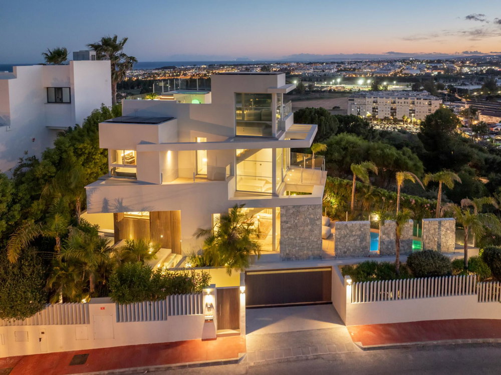 Sea-view villa for sale in Nueva Andalucia, Marbella | Villa Riva 229241905