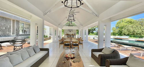 For sale: 457 m² villa with swimming pool and landscaped garden in Petite Rivière Noire 2320393830