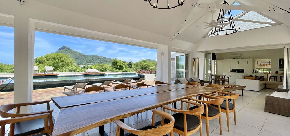 For sale: 457 m² villa with swimming pool and landscaped garden in Petite Rivière Noire 2320393830