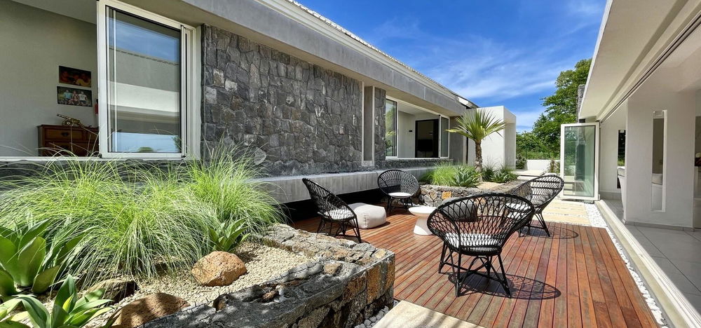 For sale: 457 m² villa with swimming pool and landscaped garden in Petite Rivière Noire 2320393830