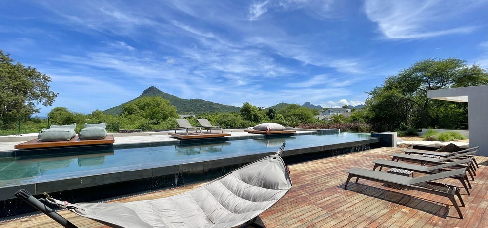 For sale: 457 m² villa with swimming pool and landscaped garden in Petite Rivière Noire 2320393830