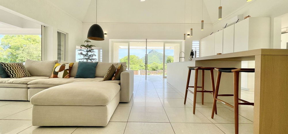 For sale: 457 m² villa with swimming pool and landscaped garden in Petite Rivière Noire 2320393830