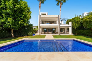 Sea-view villa for sale in Nueva Andalucia, Marbella | Los Olivos 2 2325468814