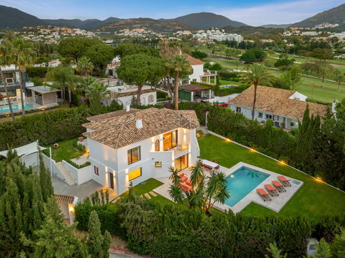 Contemporary villa with lush garden, private pool and breathtaking views of La Concha in Nueva Andalucía 2370519399