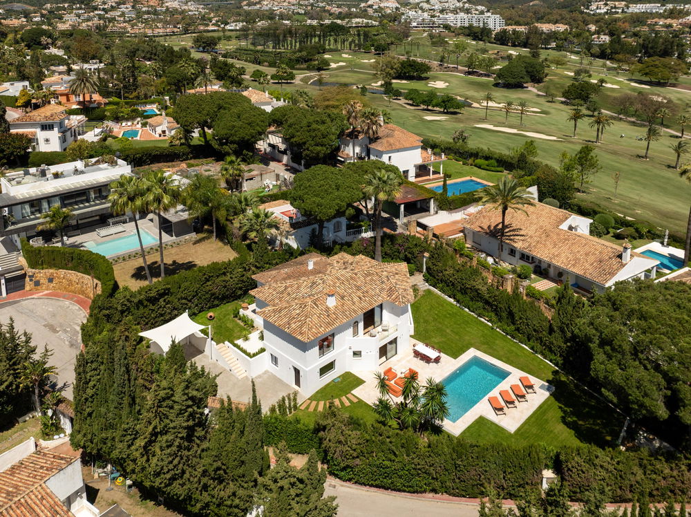 Contemporary villa with lush garden, private pool and breathtaking views of La Concha in Nueva Andalucía 2370519399