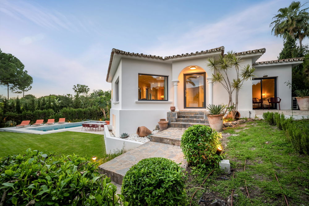 Contemporary villa with lush garden, private pool and breathtaking views of La Concha in Nueva Andalucía 2370519399