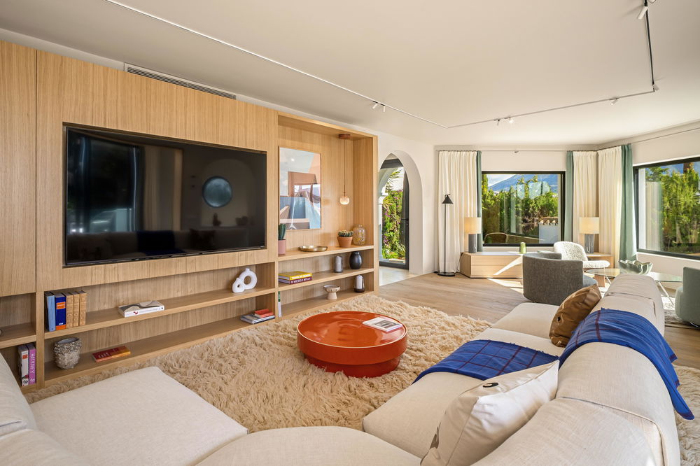 Contemporary villa with lush garden, private pool and breathtaking views of La Concha in Nueva Andalucía 2370519399