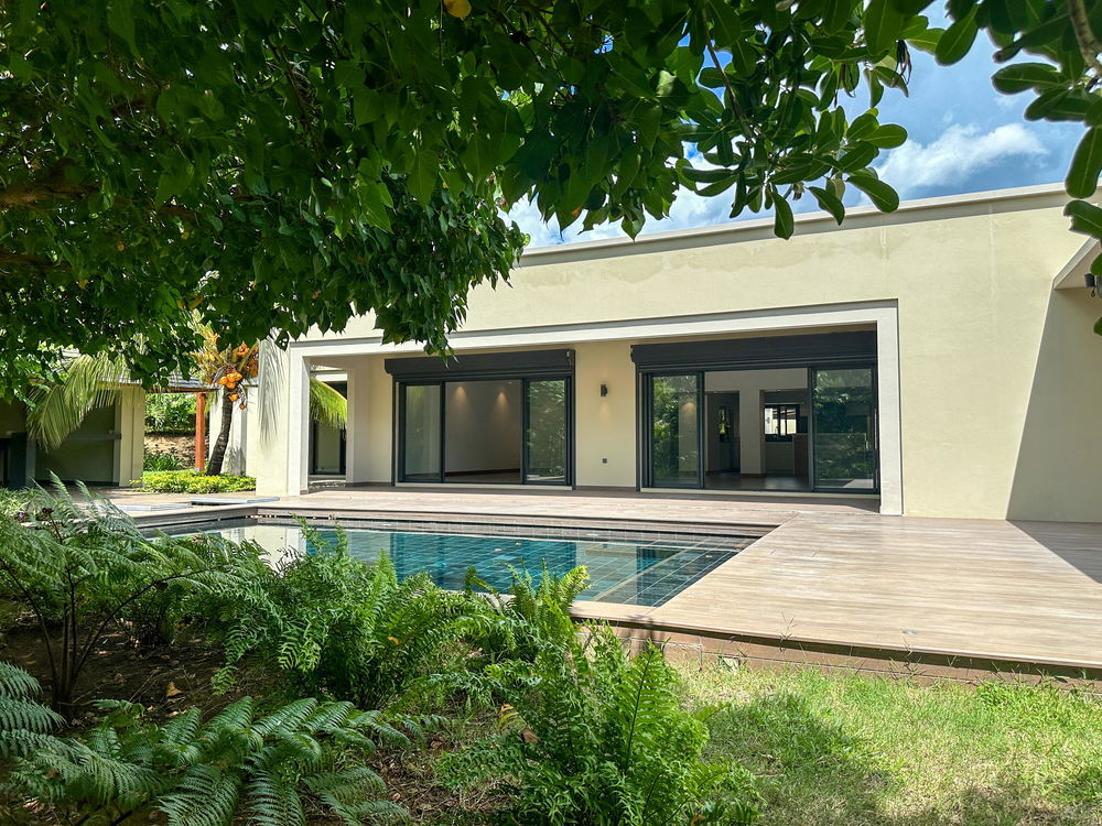 Invest now in this villa with pool and outdoor gazebo 2396285875