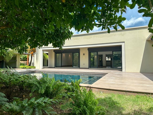 Invest now in this villa with pool and outdoor gazebo 2396285875