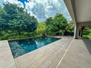 Invest now in this villa with pool and outdoor gazebo 2396285875