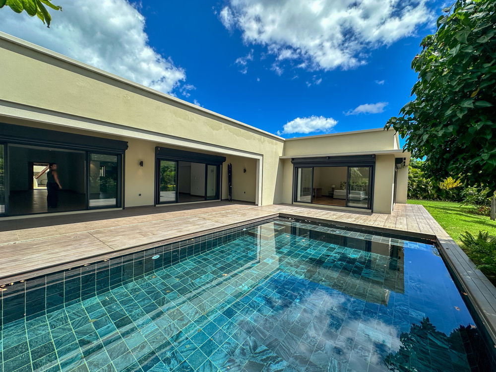 Invest now in this villa with pool and outdoor gazebo 2396285875