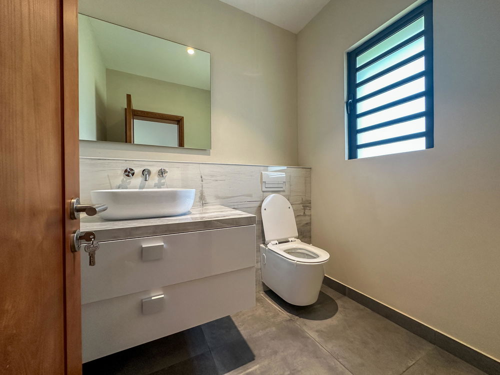 Invest now in this villa with pool and outdoor gazebo 2396285875