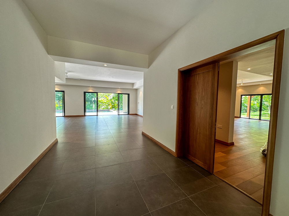 Invest now in this villa with pool and outdoor gazebo 2396285875